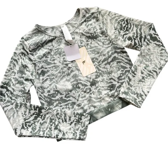 NWTS Fabletics Mari Seamless Long Sleeve Crop Top Sz M Tiger Tie Dye Green White - Picture 2 of 8